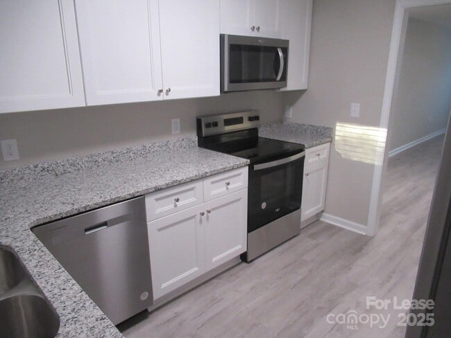 Building Photo - 1761 River Rd