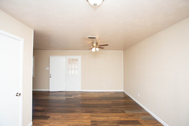 Building Photo - Comfy 2 bed 1 bath home!