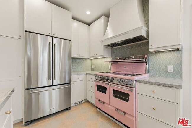 Building Photo - 125 N Orange Dr