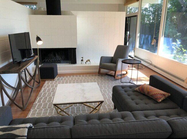 Building Photo - 721 Las Colindas Rd