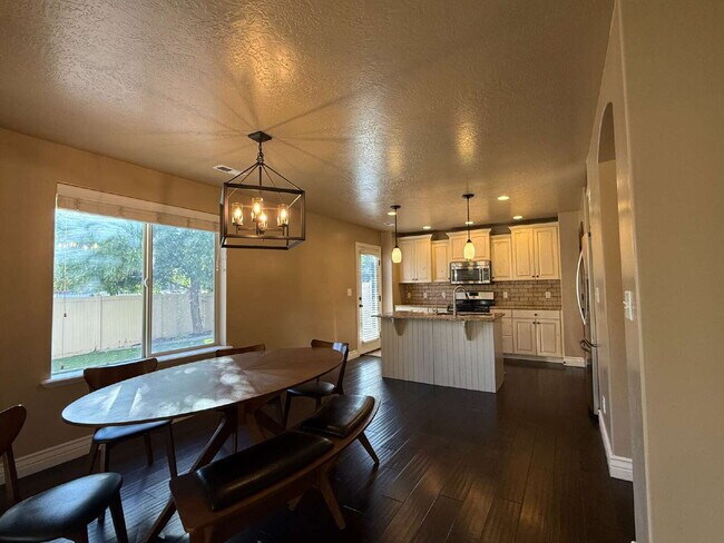 Building Photo - 824 Meadow Marsh Dr