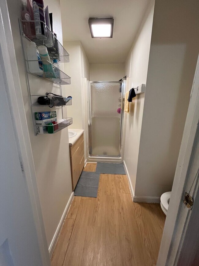 Building Photo - Welcome UNH Students! Prime 2-Bedroom Apar...