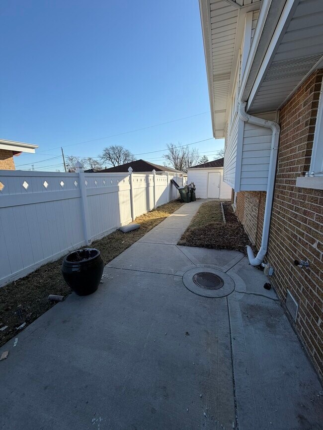 Building Photo - 8901 Octavia Ave