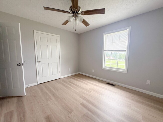 Building Photo - Newly Updated 2-Bedroom Apartment in Sparta with Lawn Care Included