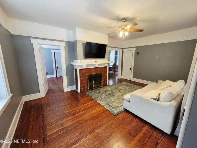 Building Photo - 146 W 6th St