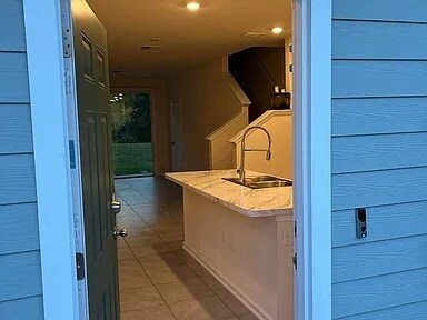 Building Photo - 882 Rotary Rd