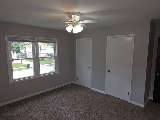 Building Photo - Updated 3 bedroom West Allis upper