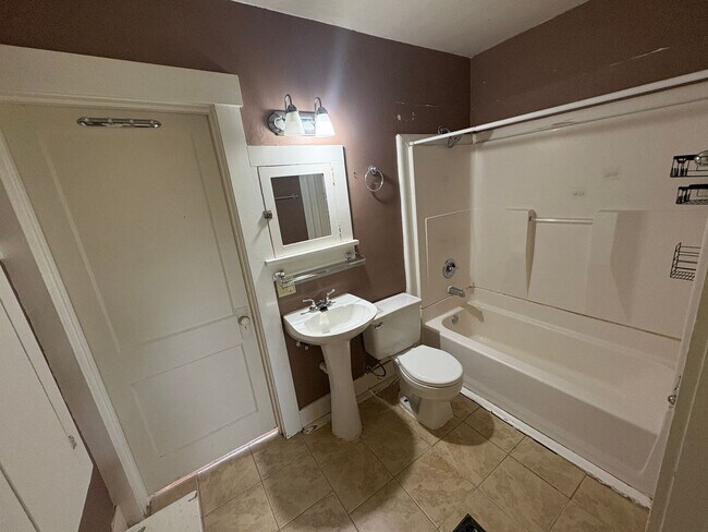 Building Photo - 1 Bedroom, 1 Bathroom Home Near the Historic District