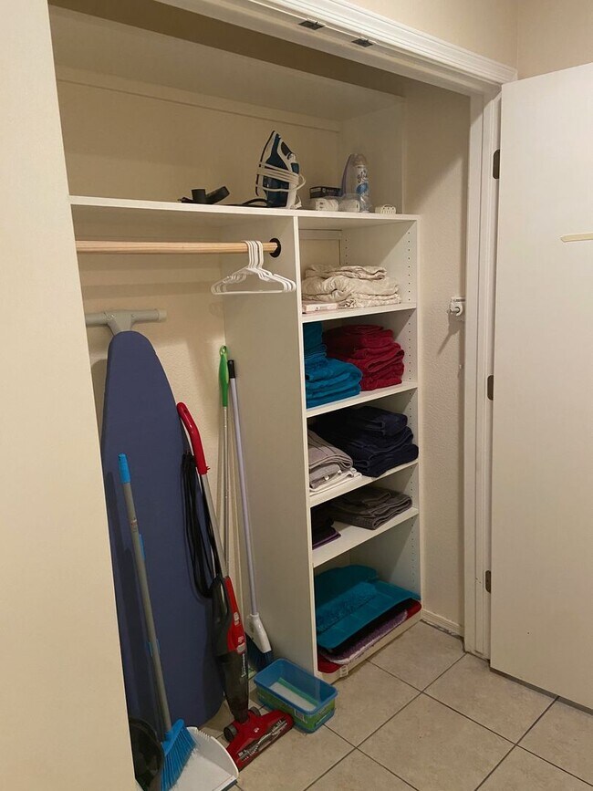 Building Photo - Sun City - Short Term Rental - Fully Furnished