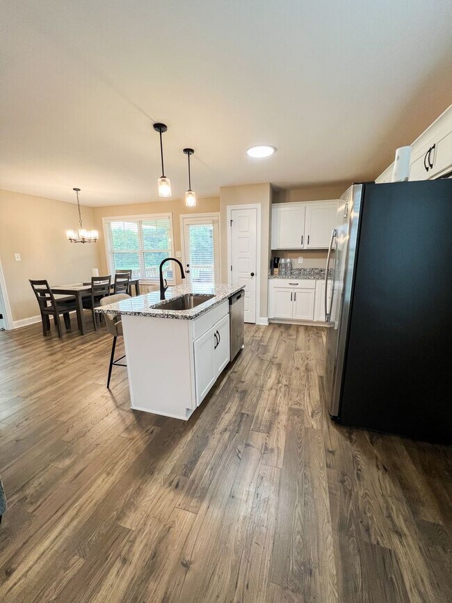 Building Photo - Move-In Specials Available! Beautiful Sing...