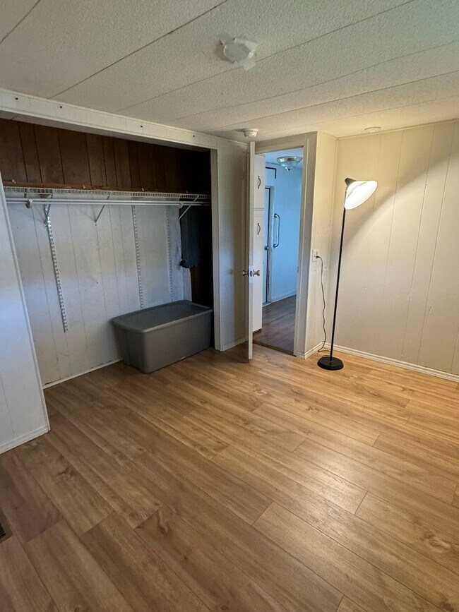 Building Photo - 2929 Saralake Dr S