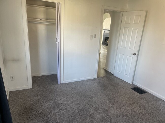 Building Photo - Charming 3-bedroom house