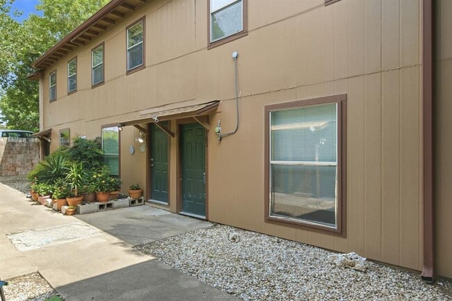 Building Photo - 2319 Greenfield Pkwy