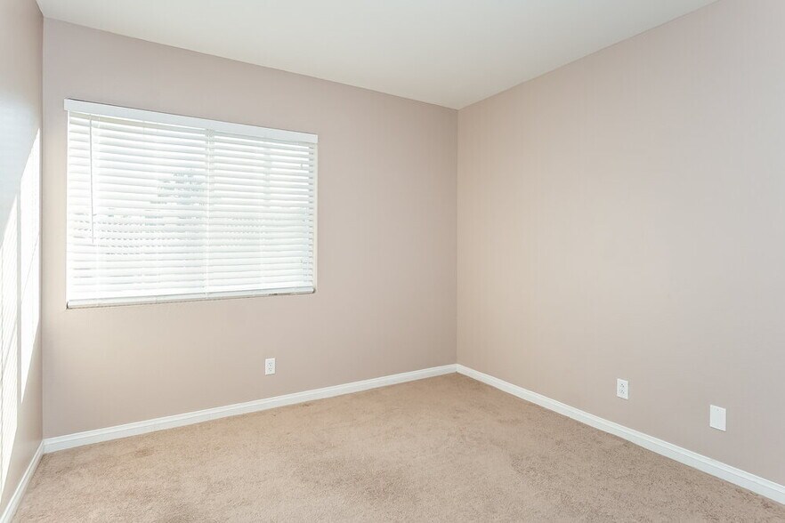 Building Photo - 271 Bluefield Ln