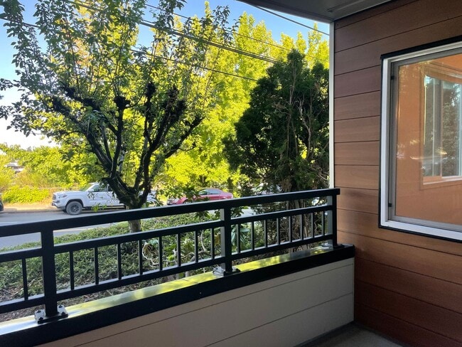 Building Photo - $500 off 1st months rent!!  Bright and Modern Northgate Condo!