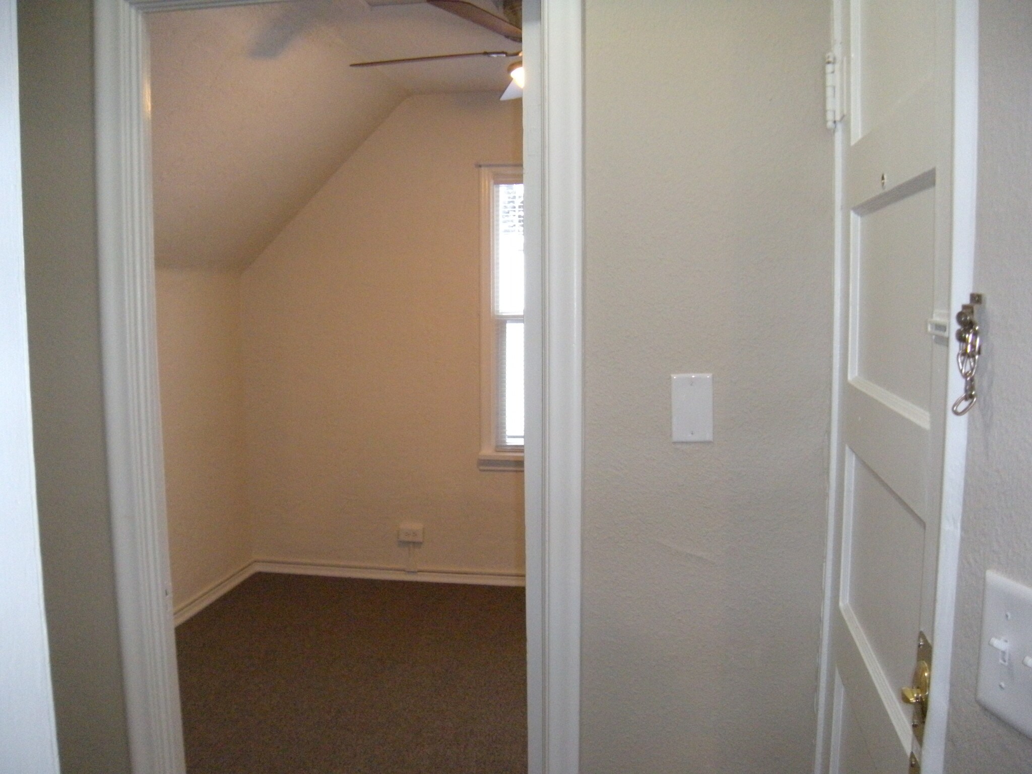 Building Photo - 935 N Hayes Ave