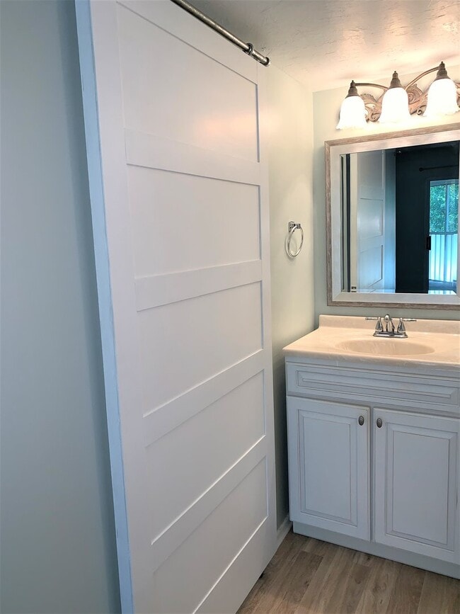 Building Photo - Updated Beautiful 2/2 Upstairs unit at The Village of Stuart