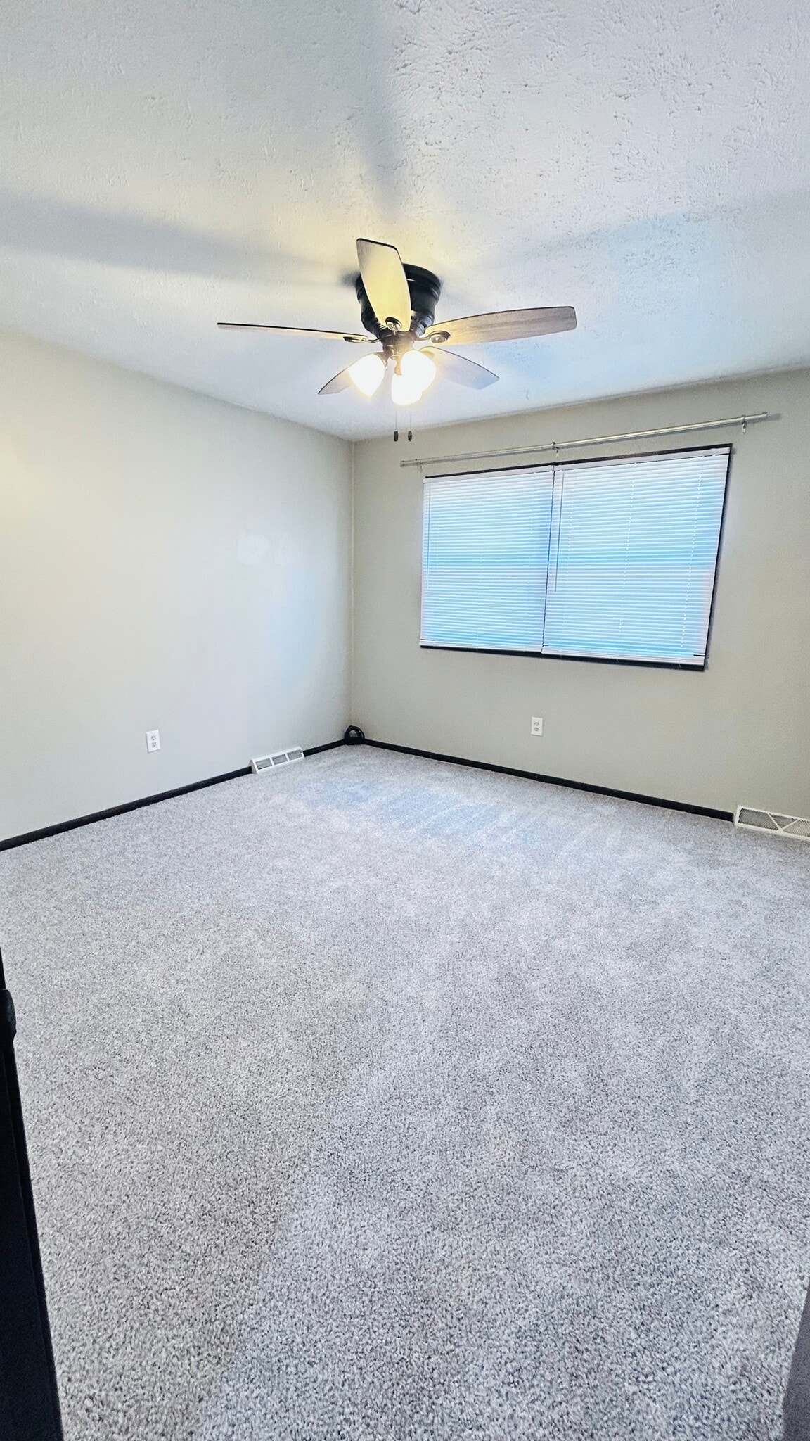 Building Photo - 2611 W 60th St