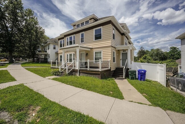 Building Photo - 124-126-126 Woodside Terrace