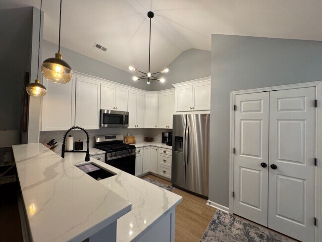 Building Photo - 1430 Deer Forest Dr