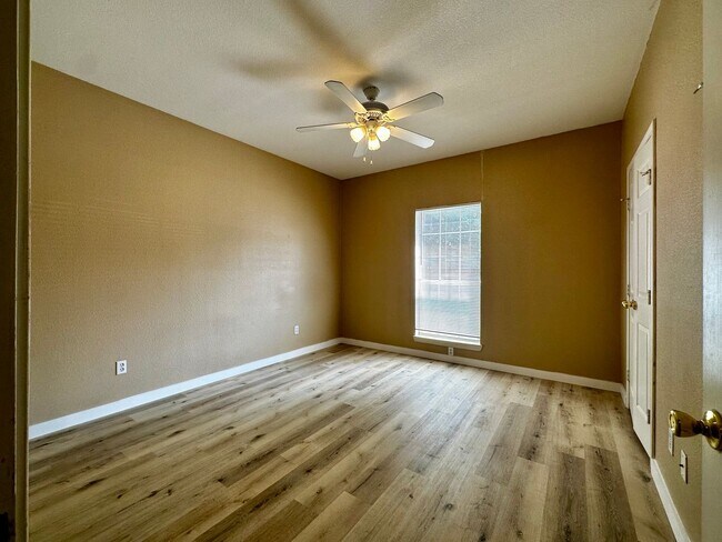 Building Photo - 4/4 Duplex in the Baylor Bubble!