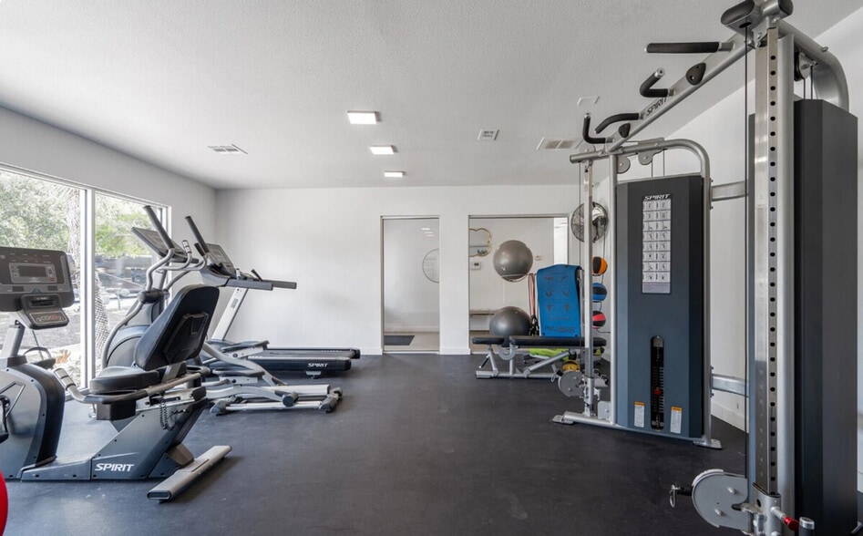 Building Photo - 1002 Clayton Ln