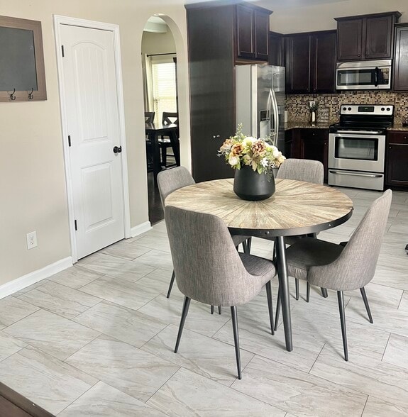 Building Photo - 31 White Pine Way