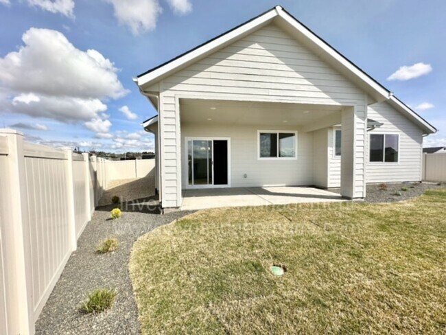 Building Photo - Beautiful 2 year old home available soon!