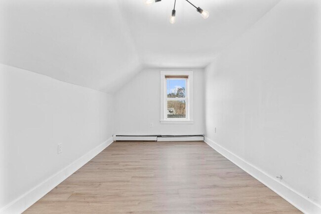 Building Photo - 30 Anthony St