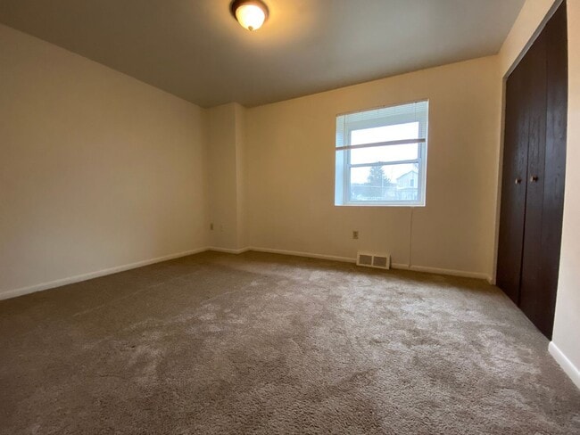 Building Photo - Lovely Hemlock Square 2BR Townhouse with Great Natural Light and Central Air!! Call Today!