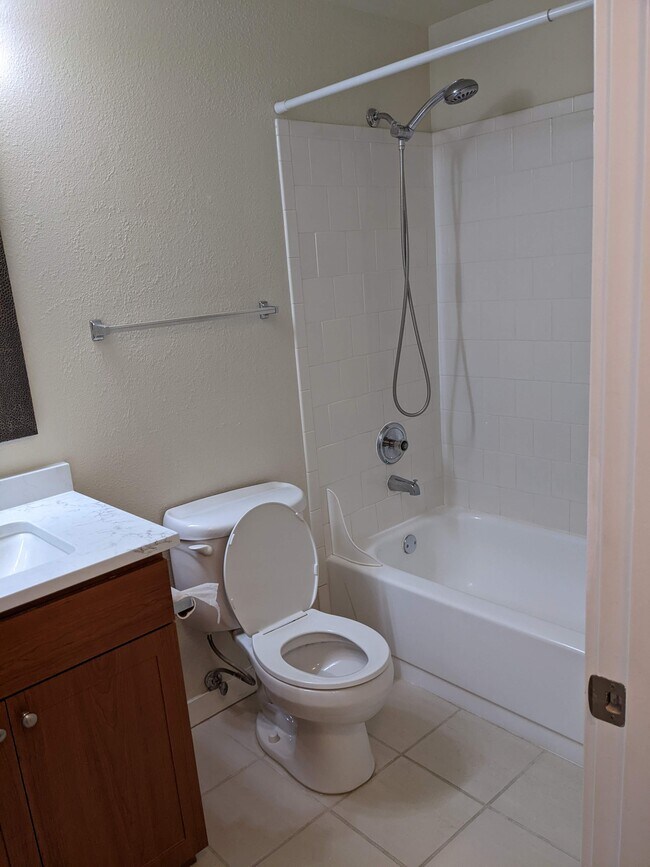 2nd Bathroom - 14124 NE 181st Pl