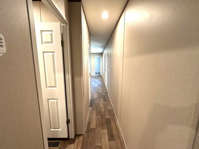 Building Photo - Brand new Efficiency 1 BR mobile home with large bonus room