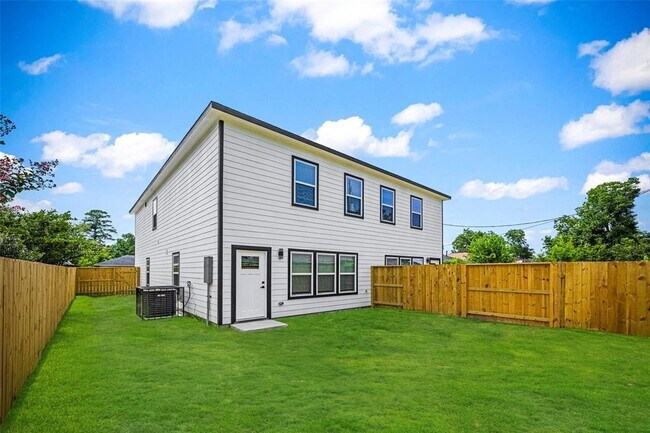 Building Photo - 10214 Hollyglen Dr