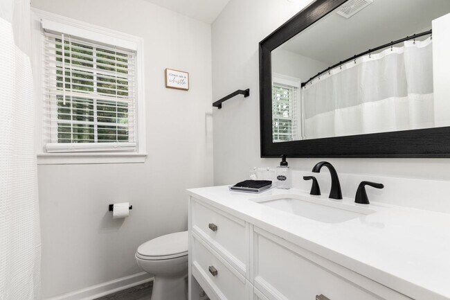 Building Photo - Charming 3 Bedroom Home with Modern Features and Spacious Outdoors!