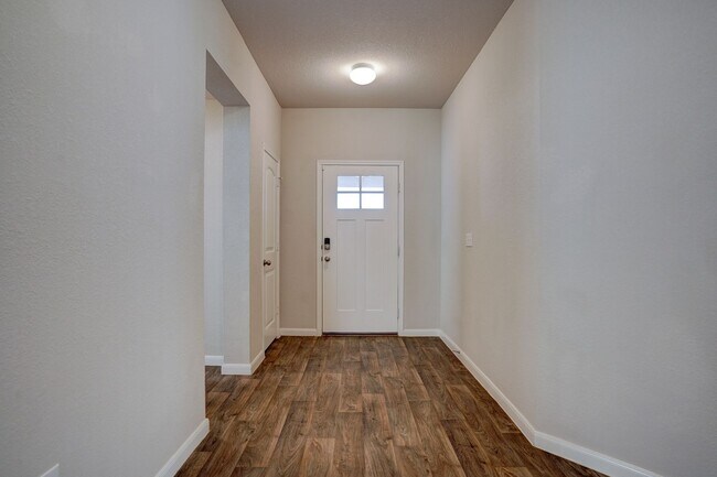 Building Photo - Charming 4/BR 2/BA One-Level Home with Spa...
