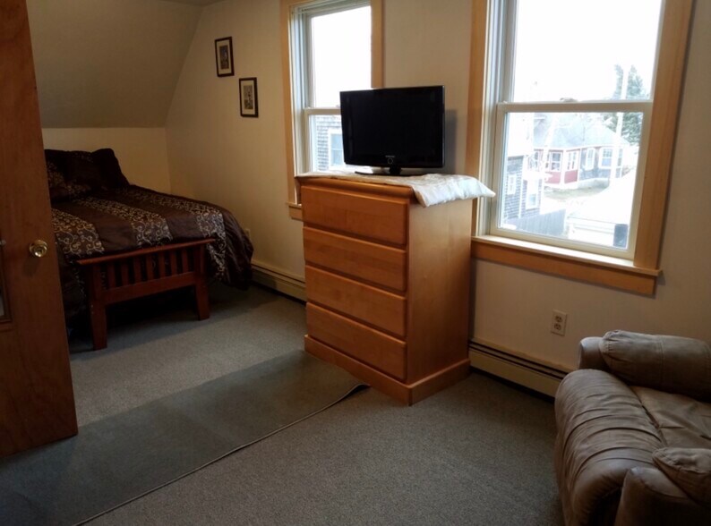 Building Photo - 8 8th St