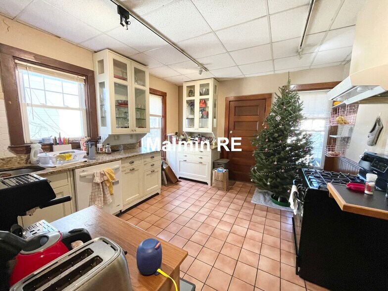 Building Photo - 67 Hillside St