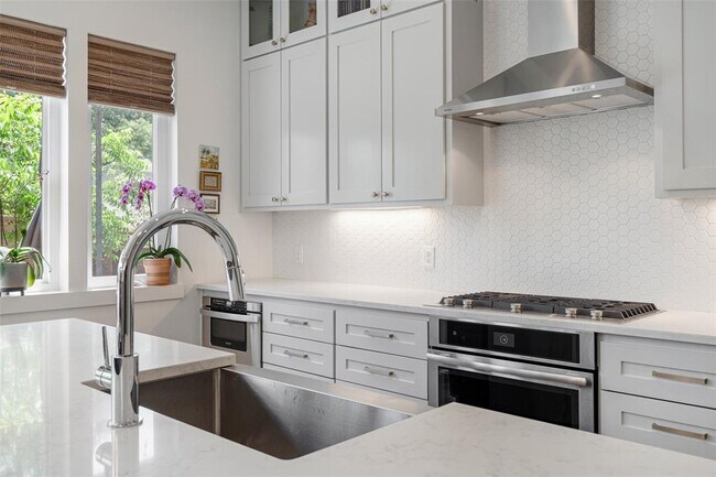 Building Photo - 1217 1/2 W 39th St