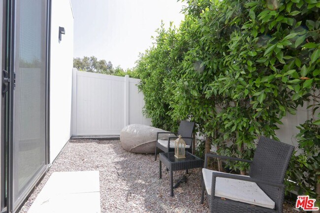 Building Photo - 5832 Tujunga Ave