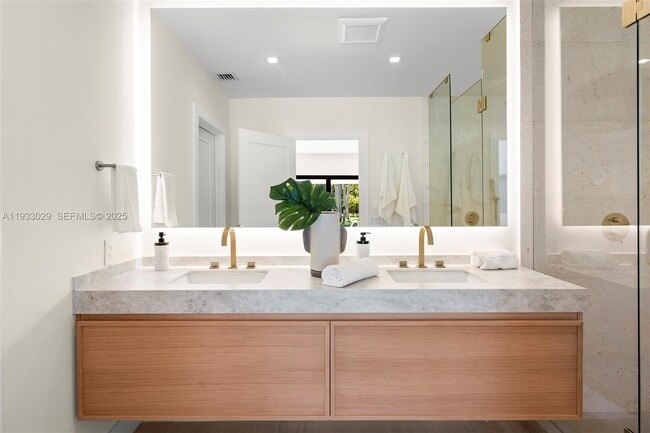 Building Photo - 10945 SW 75th Ct