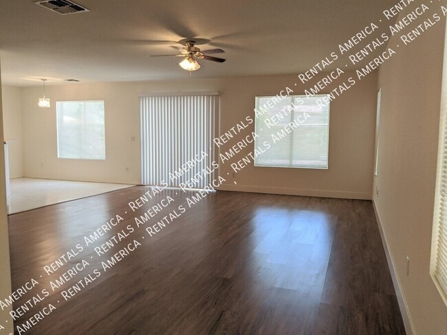 Building Photo - 895 E Lakeview Dr