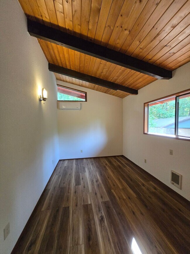 Building Photo - Riverfront Property 3 Bedroom 2 Bath in To...