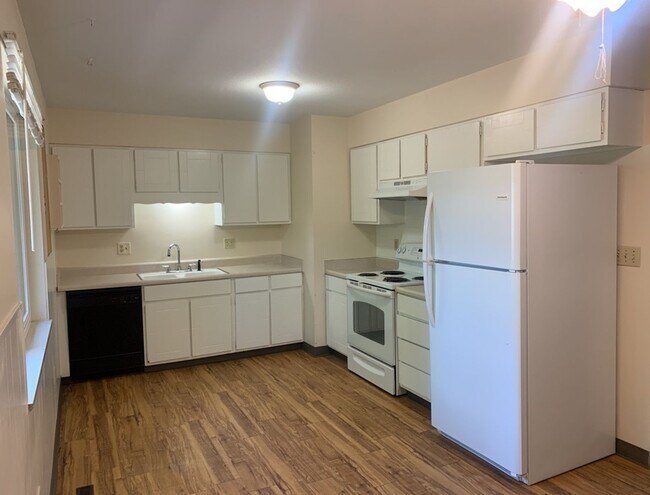 Building Photo - Mid-Town Single Family Home w/ Spacious Fenced Yard
