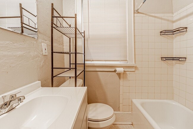 Building Photo - 1 Bed 1 Bath apartment in Okc close to Plaza District!