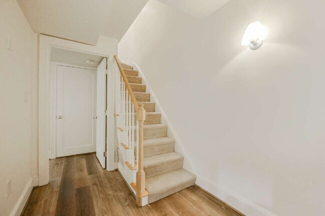 Building Photo - Rare Duplex with Tasteful Finishes, Privat...