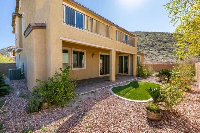 Building Photo - Beautiful Next-Gen Home with Private Entry Suite & Spacious Backyard