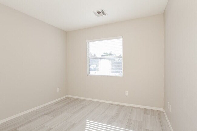 Building Photo - 11638 W Carol Ave