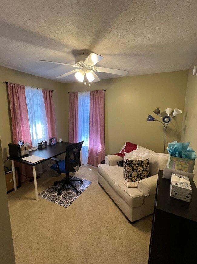 Building Photo - 3 BEDROOM TOWNHOUSE AVAIL JULY 2026.   Mon...