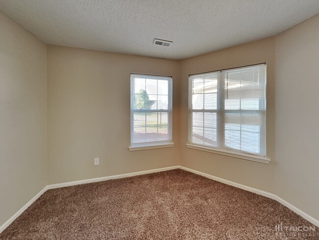 Building Photo - 2220 Lakecrest Dr