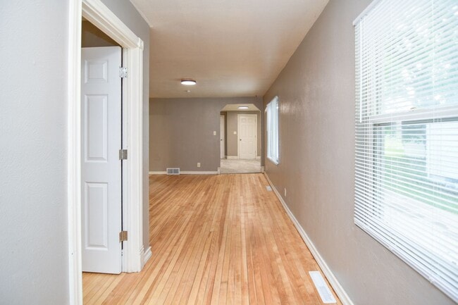 Building Photo - 4 Bed 1 Bath Single Family Home